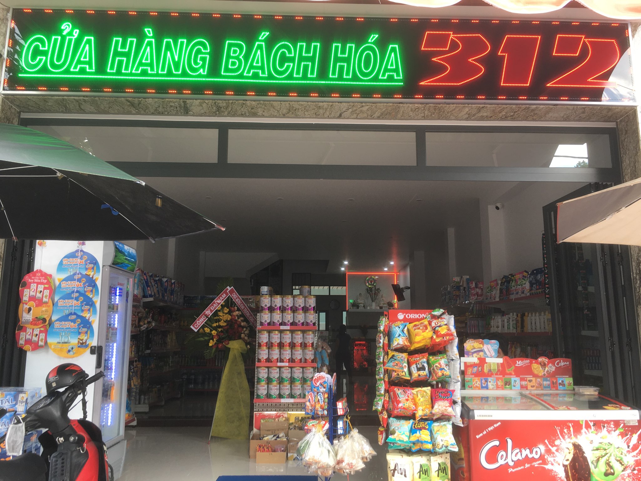 trưng bày cửa hàng tạp hóa nhỏ